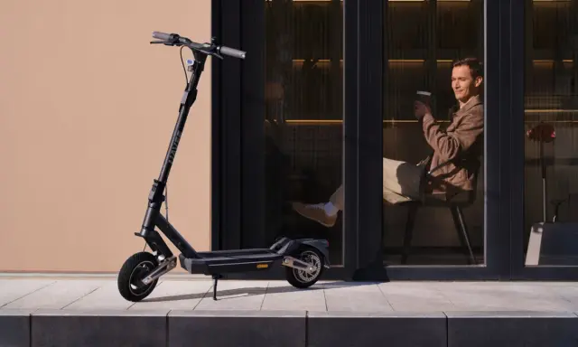 Trottinette électrique NAVEE, prête à l'emploi. Apprenez comment mettre le bluetooth sur une trottinette électrique pour une expérience connectée.