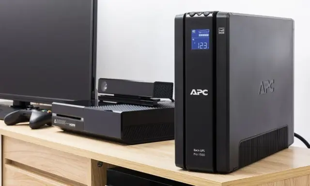 Un onduleur APC Back-UPS Pro 1500 protège votre console de jeu et votre téléviseur. Apprenez comment choisir un onduleur pour vos appareils électroniques.