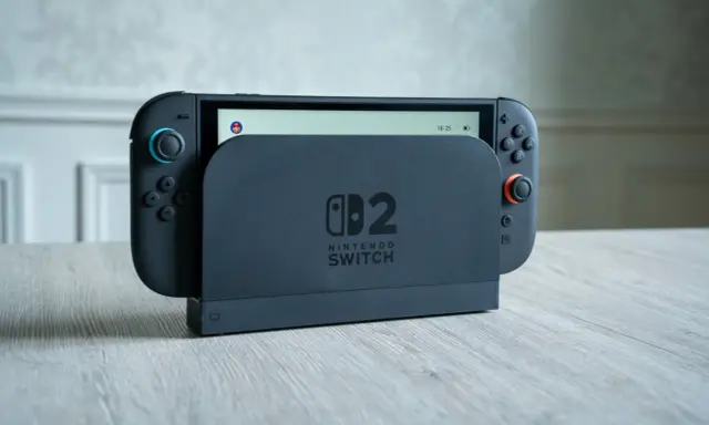 Console Nintendo Switch Lite 2 dans son socle de chargement.