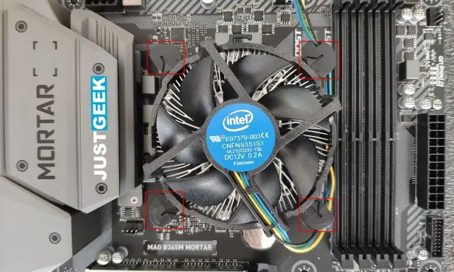 Ventirad Intel fixé sur une carte mère MSI MAG B365M MORTAR, prêt pour le montage PC.