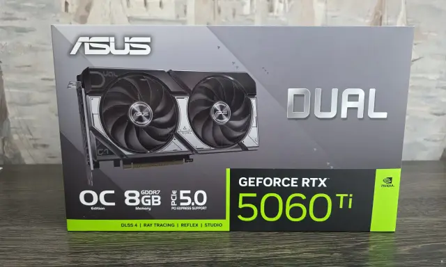 Boîte de la carte graphique ASUS DUAL GeForce RTX 5060 Ti. Une carte graphique avec 8 cœurs, c'est quoi ? Elle offre 8 Go de GDDR7 et le support PCIe 5.0.
