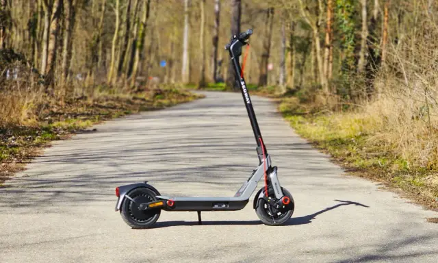 Trottinette Segway sur un chemin forestier. Comment savoir si une trottinette est volée ? Vérifiez le numéro de série et le vendeur.