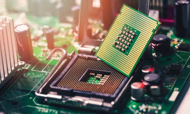 Un processeur de PC portable est prêt à être installé. Le classement des processeurs est essentiel pour choisir le meilleur pour votre machine.