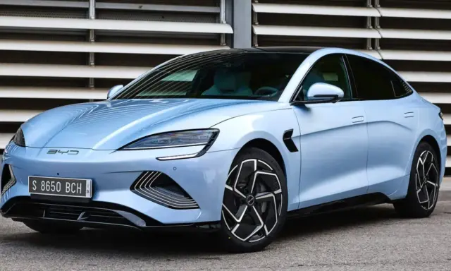 Voiture électrique bleue BYD, prête pour l'aventure avec une grande autonomie. Design futuriste et jantes sportives.