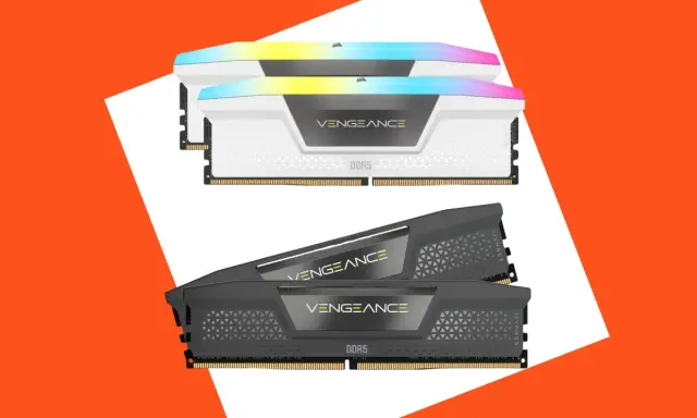Deux kits de RAM DDR5 Vengeance, un blanc RGB et un noir, pour optimiser combien de RAM pour un PC gamer.