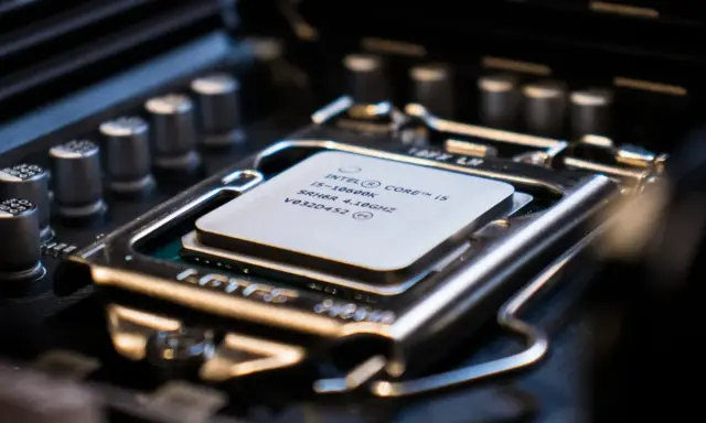 Processeur Intel Core i5 10600K installé sur une carte mère. Ce tdp cpu est prêt pour des performances élevées.