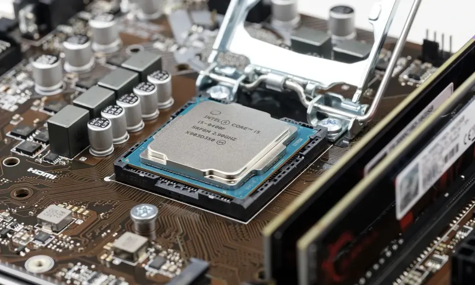 Carte mère avec processeur Intel Core i5, un des meilleurs processeurs PC portable pour la performance. RAM installée.