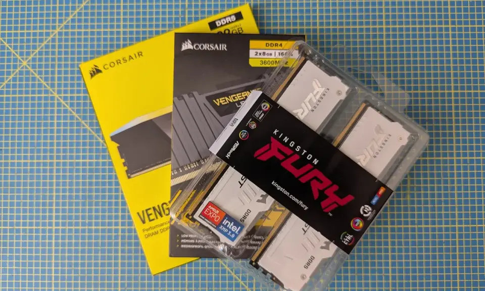 Deux kits de mémoire vive RAM DDR4 et DDR5 de marques Corsair et Kingston Fury, prêts à booster votre PC.
