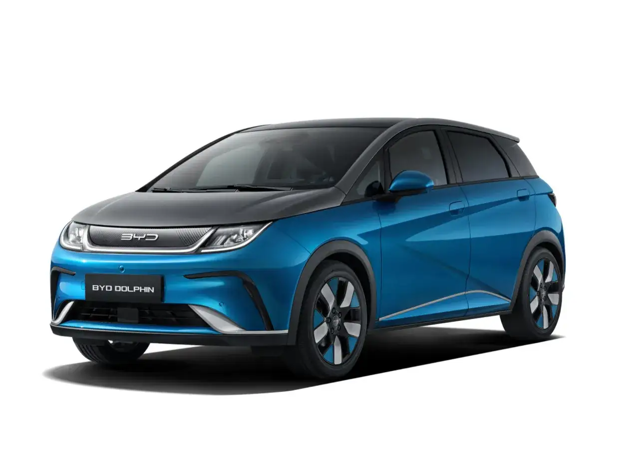 Voiture électrique bleue BYD Dolphin, prête pour l'aventure avec une grande autonomie.