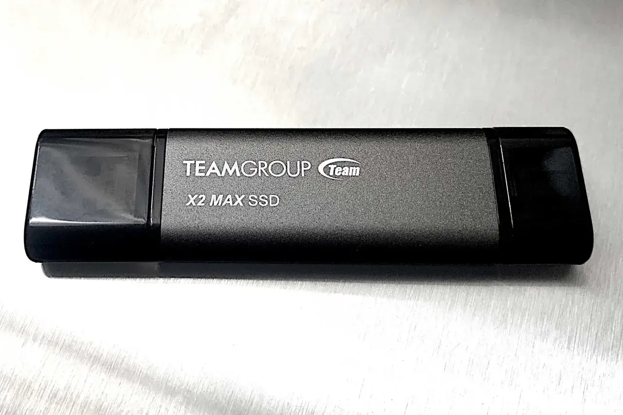 Disque dur externe Teamgroup X2 Max SSD, compact et élégant, prêt à stocker vos données.