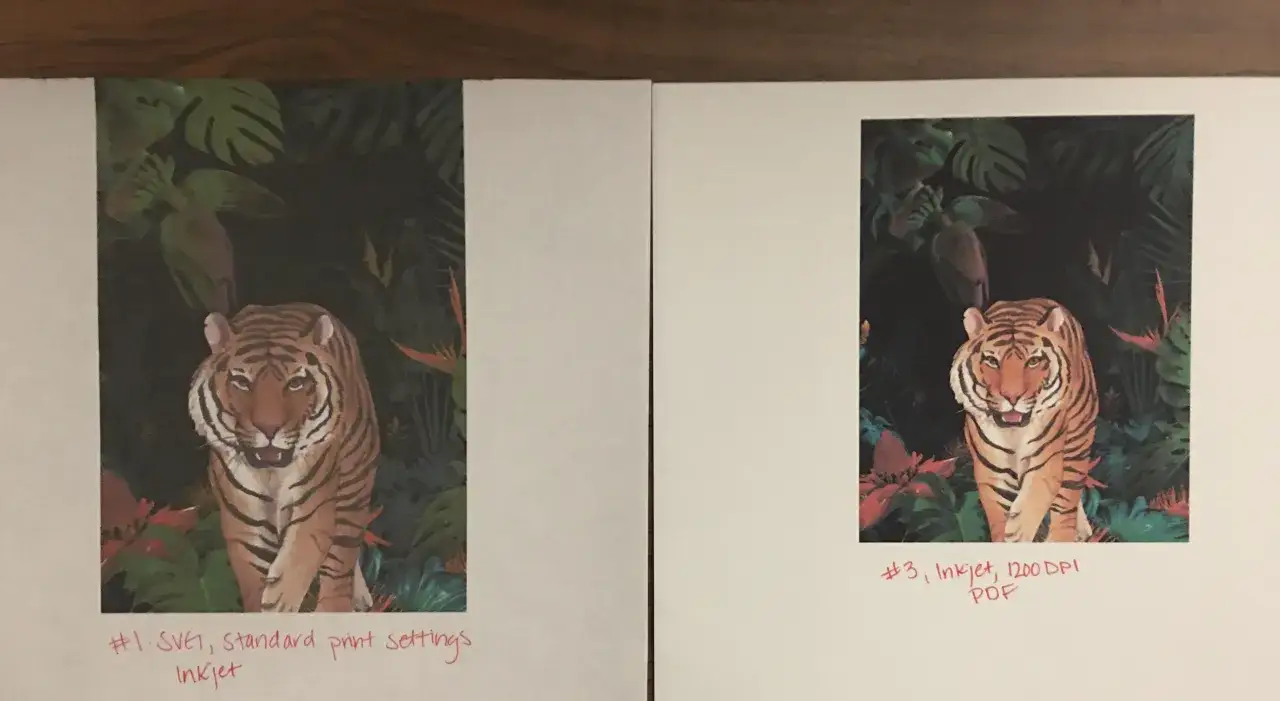 Deux impressions d'un tigre dans la jungle, comparant une caractéristique imprimante standard à une autre en 1200 DPI.