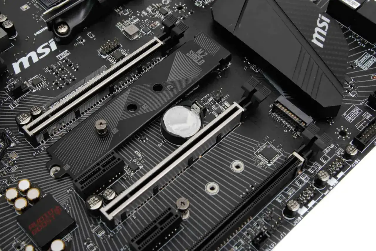 Carte mère MSI avec deux emplacements M.2 pour ssd, un dissipateur thermique M.2 Shield et des connecteurs PCI.