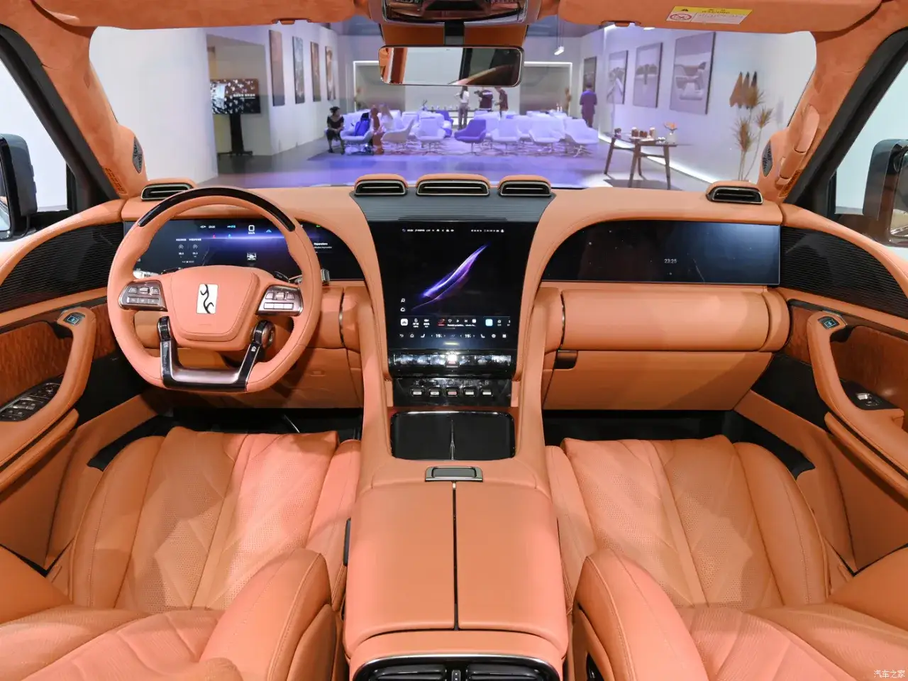 Intérieur luxueux du byd yangwang u8, avec sièges en cuir orange, volant moderne et écrans tactiles.