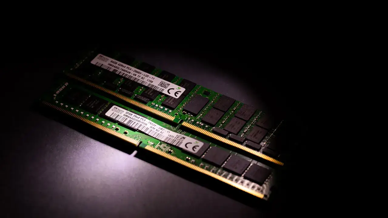 Deux barrettes de mémoire vive pour ordinateur, SK hynix, sur fond sombre.