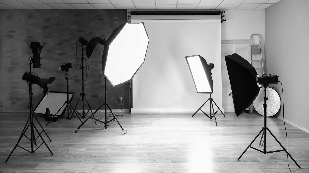 Studio photo prêt pour un enregistrement camera. Lumières, fonds blancs et réflecteurs sont installés.