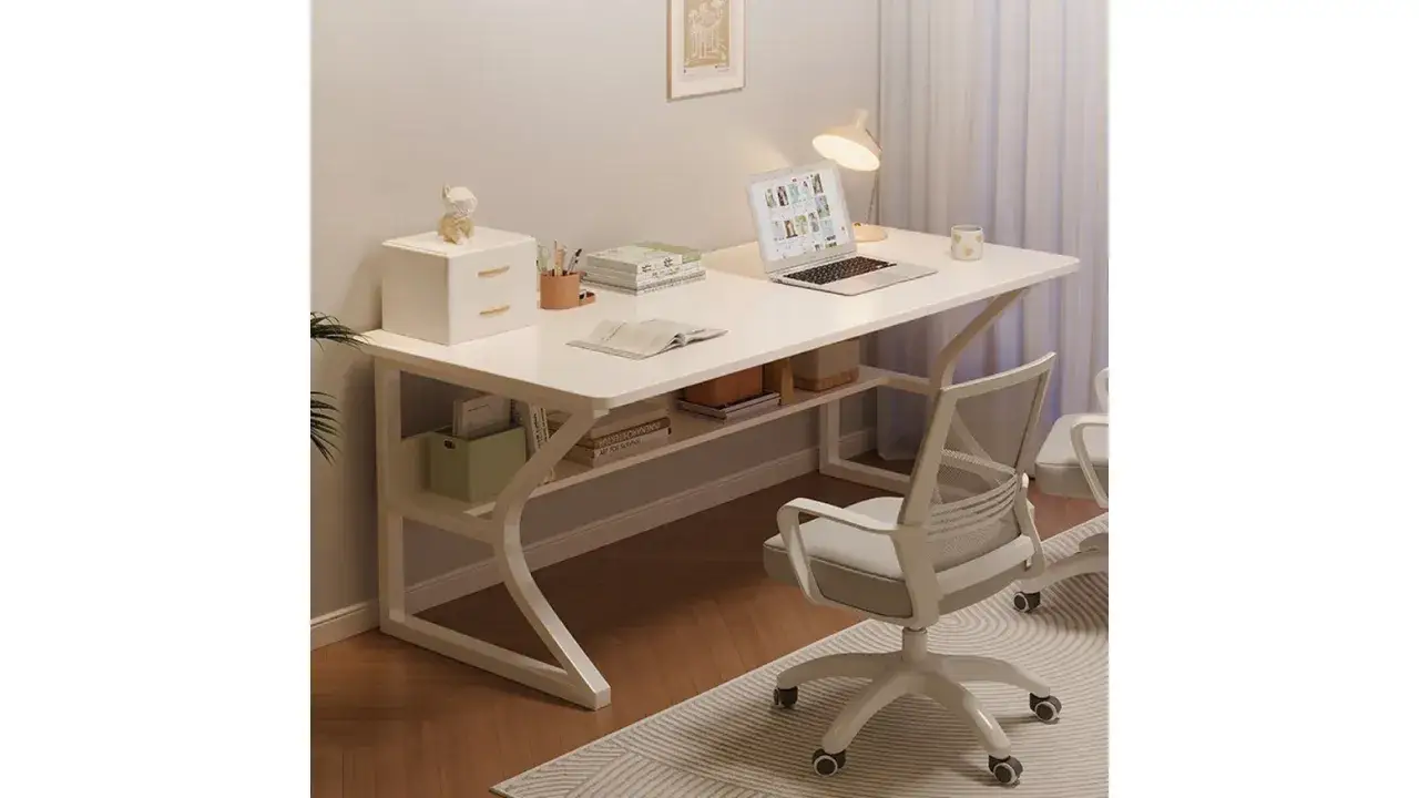 Un bureau blanc moderne avec un ordinateur portable, une lampe, des livres et une chaise de bureau. Un espace de travail fonctionnel et élégant.