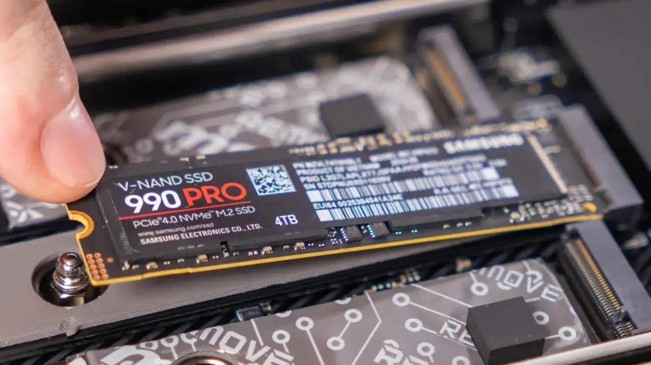Installation d'un SSD Samsung 990 PRO 4TB sur une carte mère.