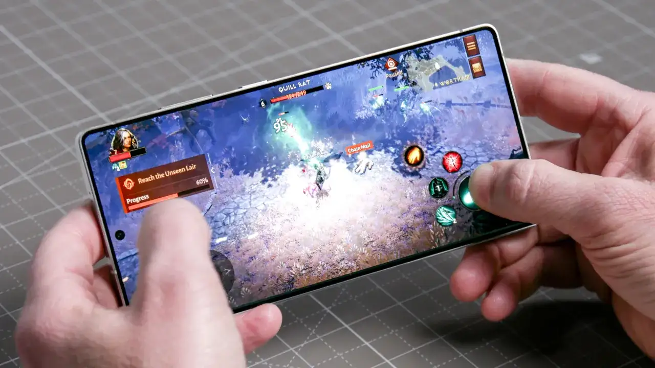 Jouer &agrave; un jeu d'action RPG sur smartphone, un des meilleurs jeux Android, avec des contr&ocirc;les tactiles et une qu&ecirc;te en cours.