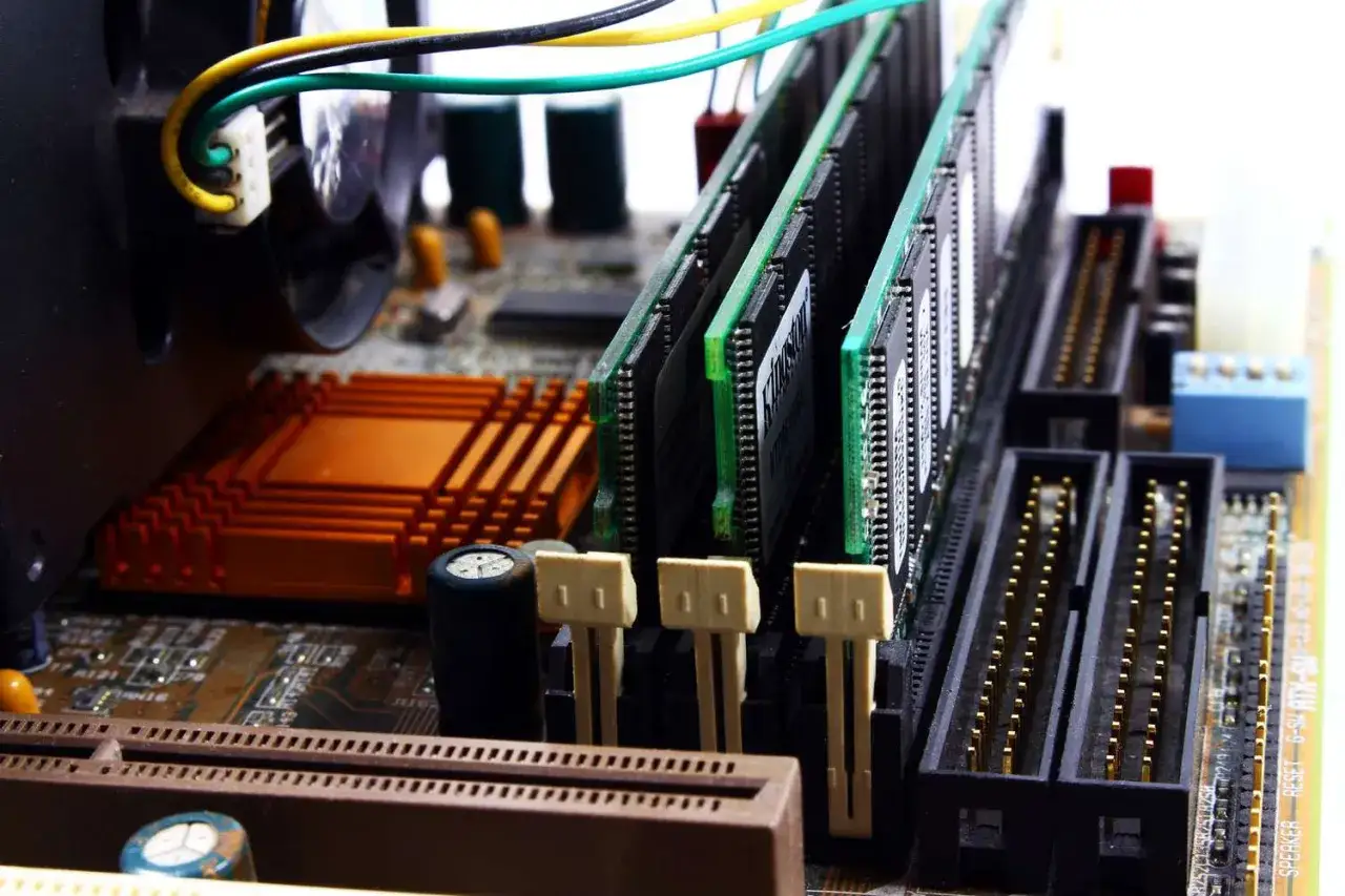 Carte mère d'ordinateur avec barrettes de RAM installées. La définition de RAM est la mémoire vive, essentielle pour le fonctionnement de l'ordinateur.