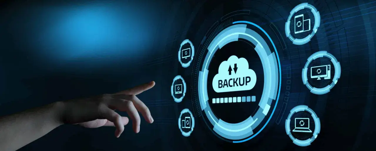 Main d'une personne touchant un &eacute;cran affichant une ic&ocirc;ne de cloud avec le mot 
