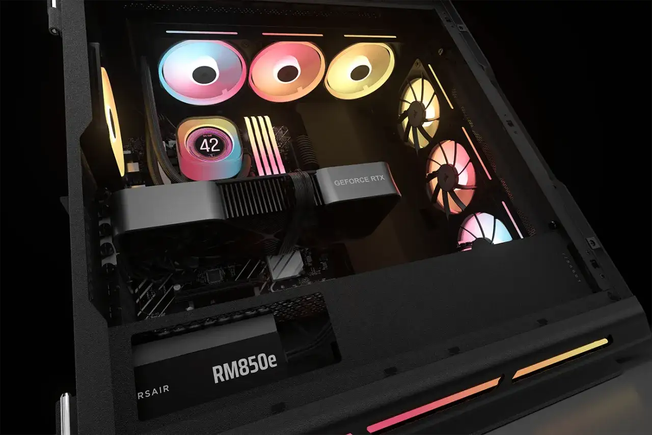 Intérieur d'un PC gaming avec carte graphique GeForce RTX, ventilateurs RGB et écran LCD affichant 42°C. Une future RTX 5080 Super y trouverait sa place.