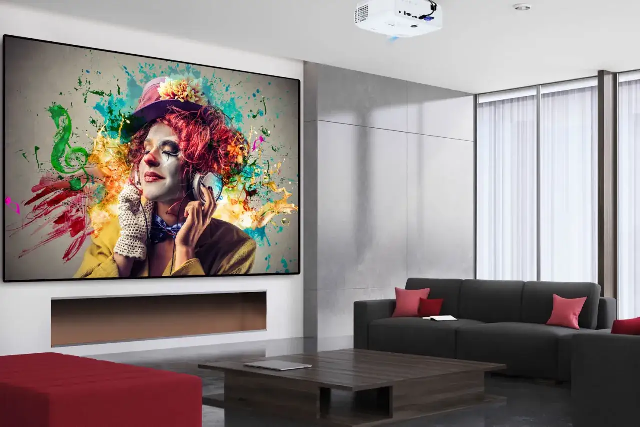 Un projecteur projette une image vibrante d'un clown écoutant de la musique, avec des éclaboussures de couleurs et des notes de musique. La haute qualité d'image est assurée par ses lumens ANSI.