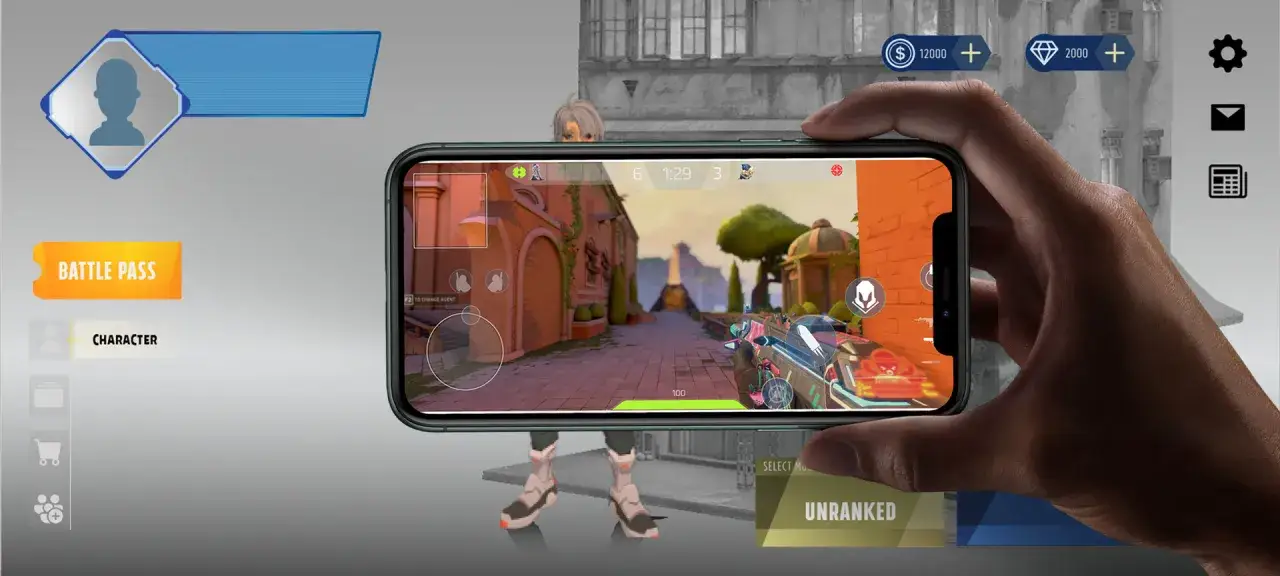 Main d'une personne tenant un smartphone affichant le jeu Warzone Mobile. L'&eacute;cran montre une sc&egrave;ne de jeu avec une arme et des &eacute;l&eacute;ments d'interface.