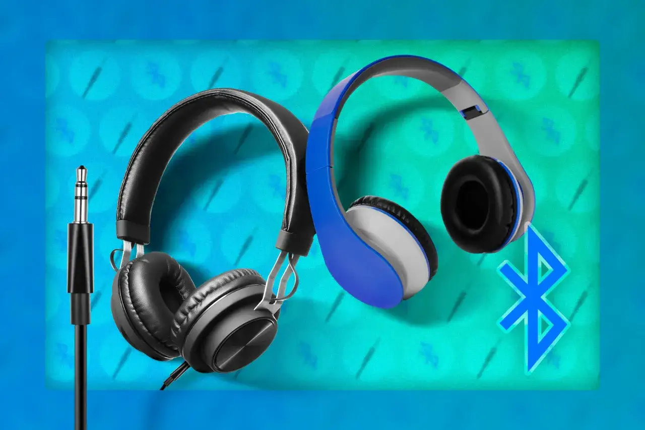 Casque filaire noir &agrave; c&ocirc;t&eacute; d'un casque bleu, avec un symbole Bluetooth. Le choix entre casque filaire ou bluetooth est pr&eacute;sent&eacute;.