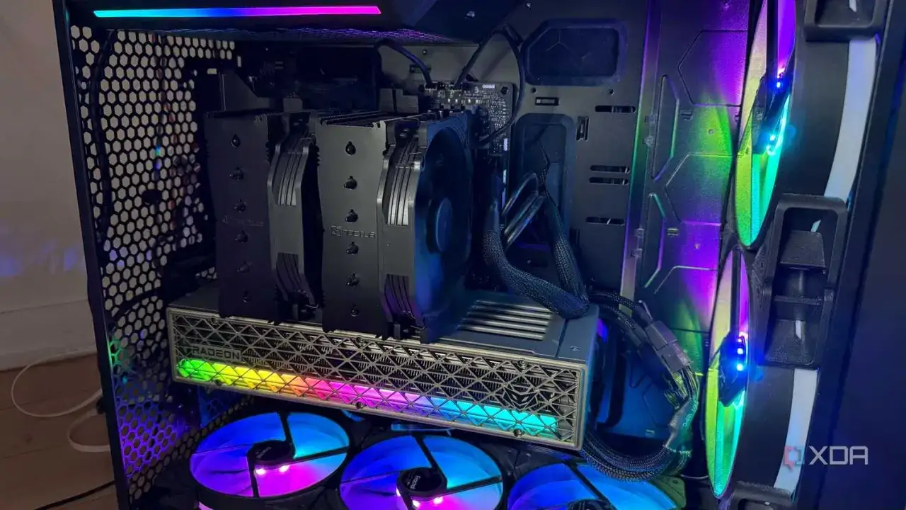 Intérieur d'un PC gaming avec carte graphique Radeon et ventilateurs RGB. La compatibilité processeur carte graphique est assurée par ce montage puissant.