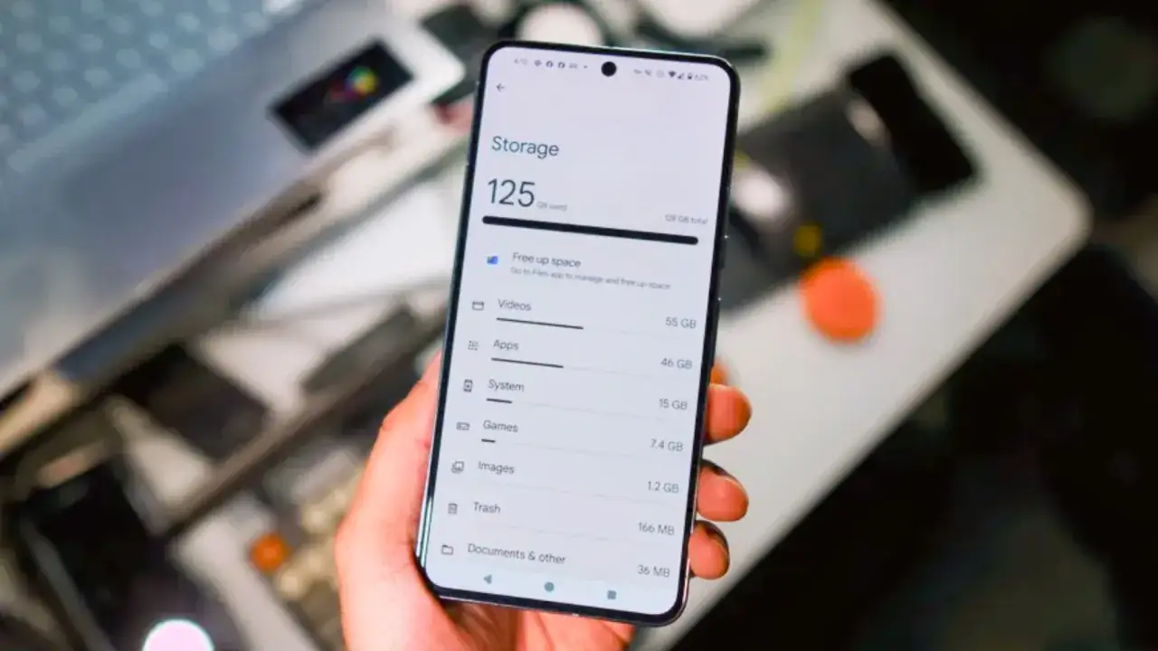 Un smartphone affiche l'utilisation de son stockage interne : 125 Go utilisés sur 128 Go. Les vidéos occupent le plus d'espace.