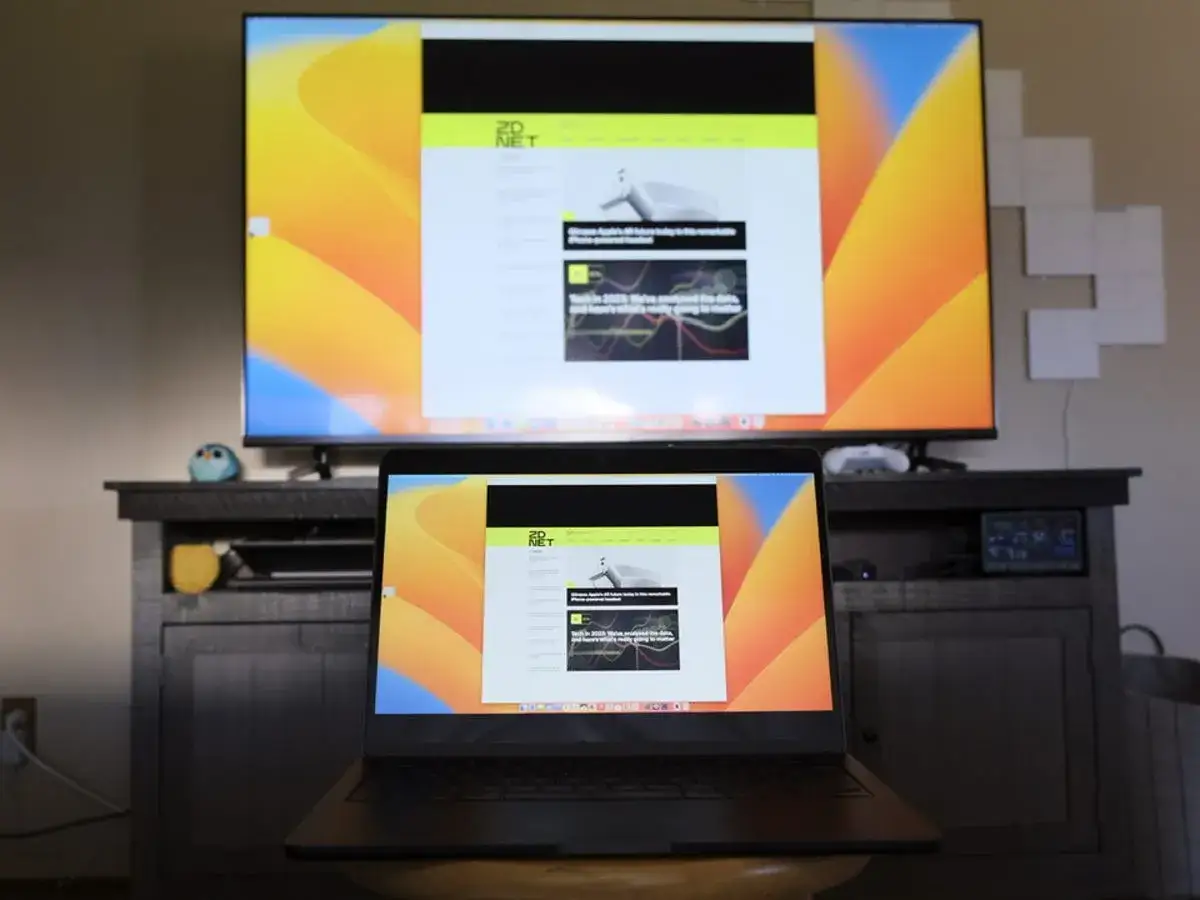 Configuration pour projeter écran PC sur TV HDMi. Un ordinateur portable affiche un site web, dupliqué sur un grand écran TV.