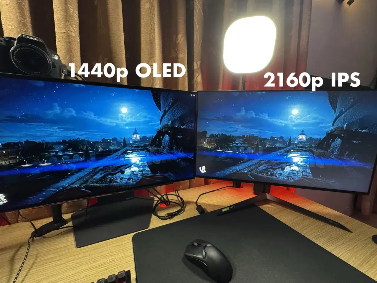 Comparaison de deux écrans : un 1440p OLED à gauche et un 2160p IPS à droite, affichant une scène de jeu nocturne.