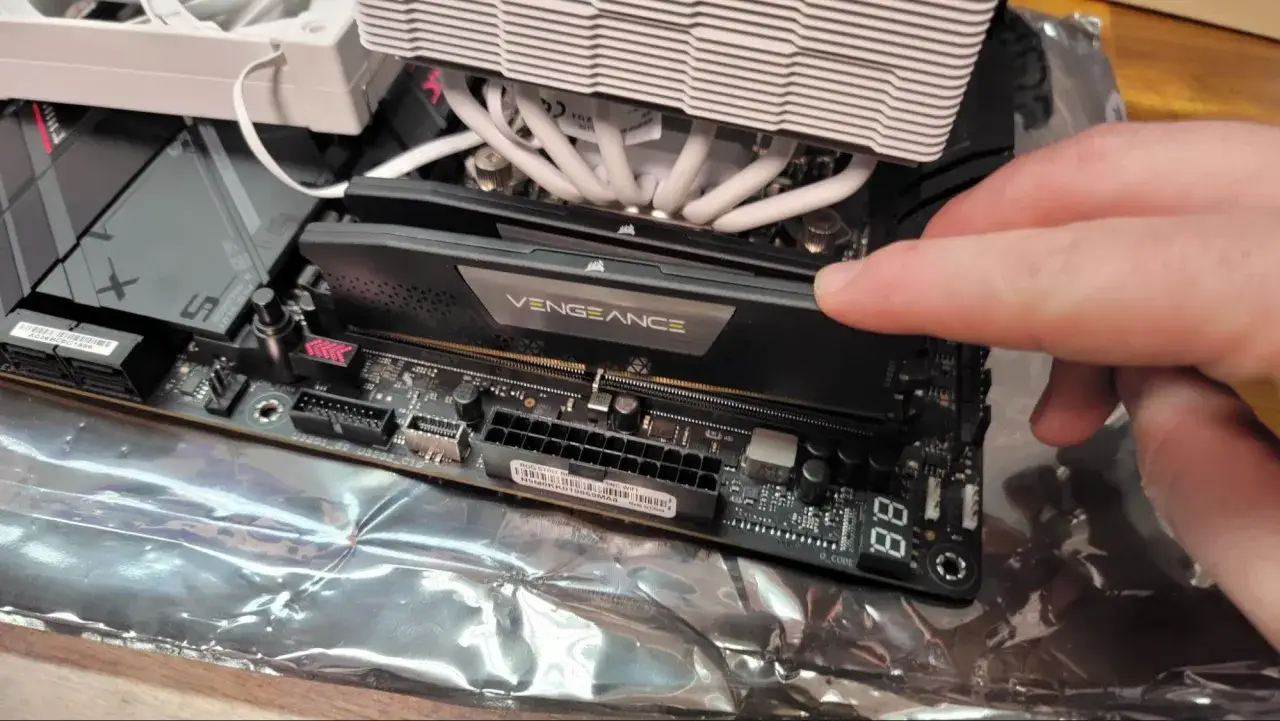 Installation d'une barrette de RAM Vengeance sur une carte mère. Pour un PC gamer, combien de RAM est idéal ?