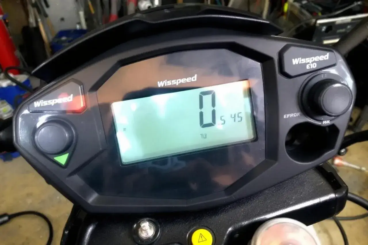 Tableau de bord d'une trottinette électrique Wispeed E10. L'écran affiche 0 km/h, 5:45 et 70. Prêt pour réinitialiser trottinette électrique Wispeed.