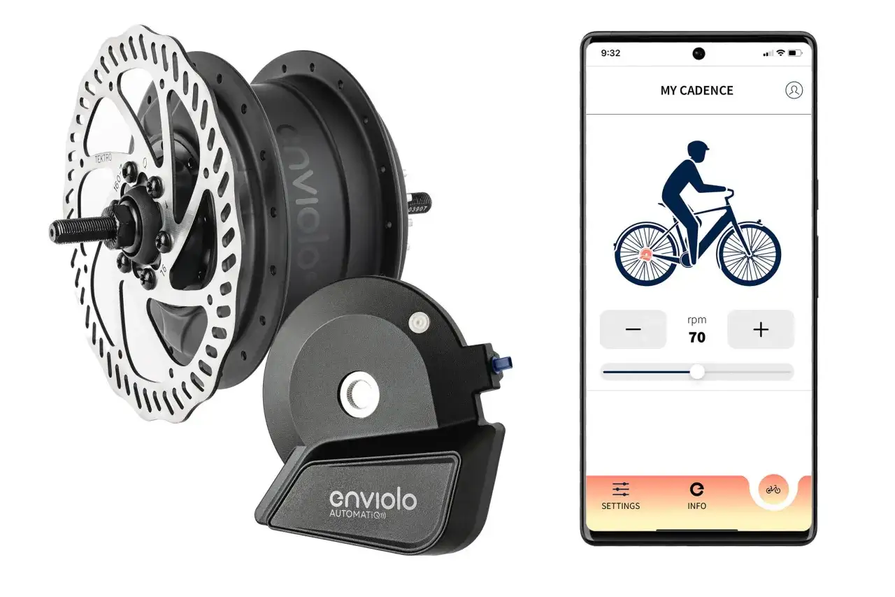 Composants d'un vélo électrique : moyeu avec disque de frein, unité de commande Enviolo, et une application mobile affichant le changement de vitesse automatique.