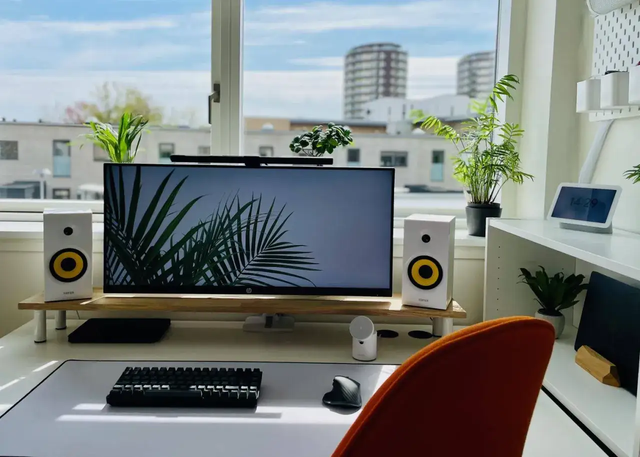 Bureau lumineux avec écran, clavier, souris et enceintes. Idéal pour savoir comment choisir son clavier gamer.