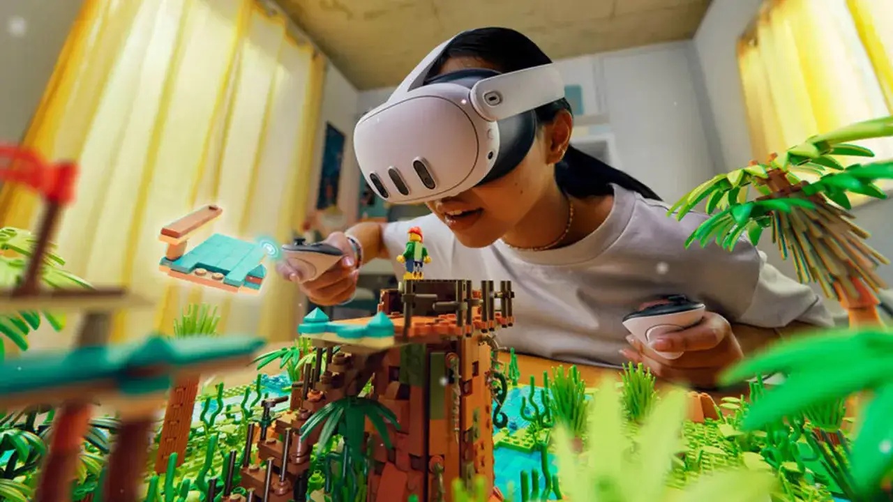 Une jeune femme teste le Meta Quest 3, interagissant avec un monde virtuel Lego de jungle. Avis Meta Quest 3 : immersion totale !