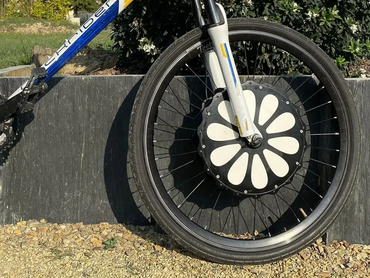 Roue avant d'un vélo électrique Teebike, prête à débrider pour plus de puissance. Le moteur est intégré au moyeu.