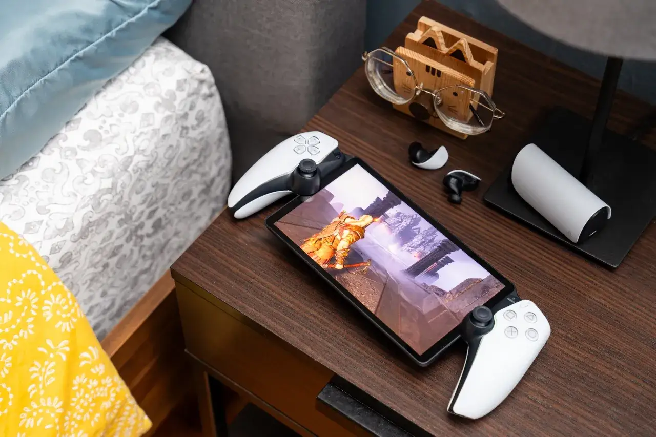 Un PlayStation Portal sans PS5, pr&ecirc;t pour l'aventure. Le jeu sur tablette avec des manettes d&eacute;tachables.