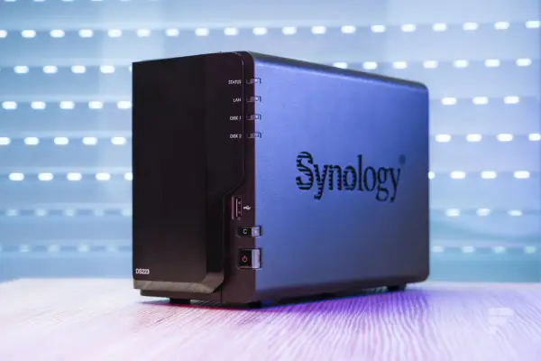 Un NAS Synology DS223, un petit boîtier noir avec des indicateurs lumineux, prêt à stocker vos données.
